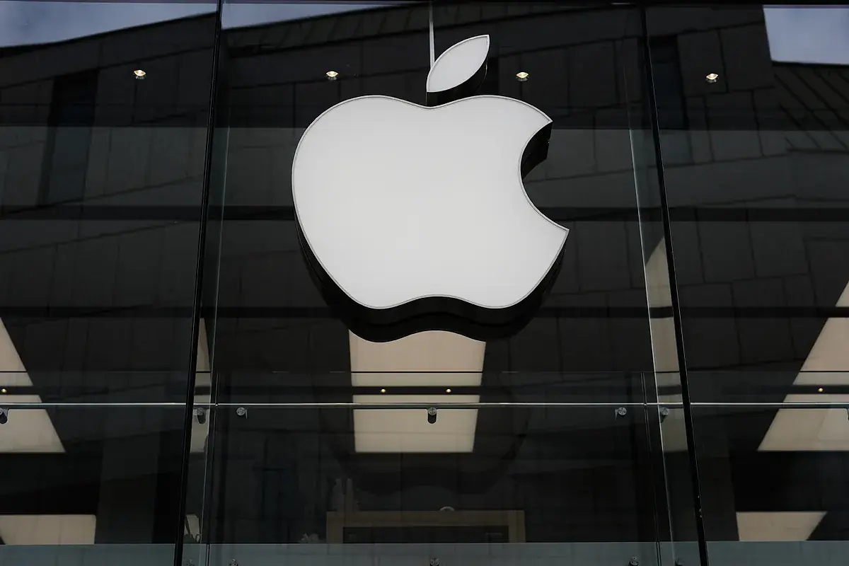 Apple demanda a OpenAI por robo de secretos comerciales en plena guerra por el hardware de IA